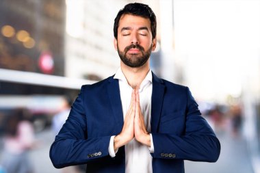 Yakışıklı konumumdaki zen odaklanmamış arka plan üzerinde