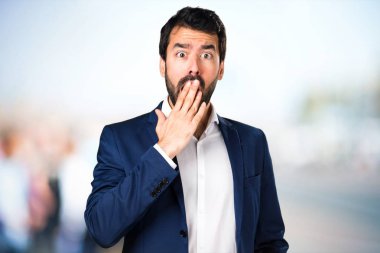 Yakışıklı adam yapma sürpriz jest odaklanmamış arka plan üzerinde