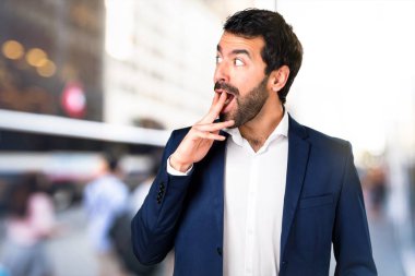 Yakışıklı adam yapma sürpriz jest odaklanmamış arka plan üzerinde