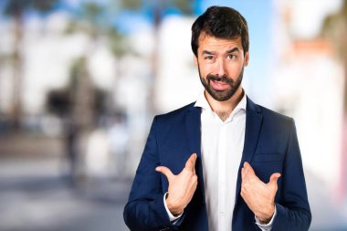 Yakışıklı adam yapma sürpriz jest odaklanmamış arka plan üzerinde