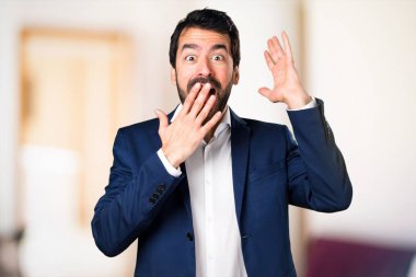 Yakışıklı adam yapma sürpriz jest odaklanmamış arka plan üzerinde