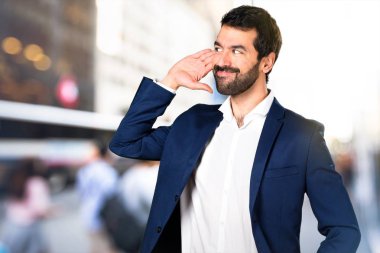 Yakışıklı adam odaklanmamış arka planda bir şey dinleme