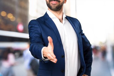 Yakışıklı adam odaklanmamış arka plan üzerinde anlaşma