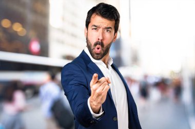 Yakışıklı adam odaklanmamış arka plan üzerine bağırarak