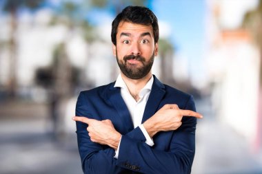 Yakışıklı adam odaklanmamış özgeçmişlerine şüpheleri laterallerin işaret