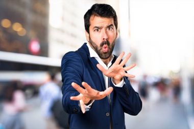 Yakışıklı adam dur işareti odaklanmamış arka plan yapma