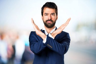 Yakışıklı adam odaklanmamış arka plan üzerinde hiçbir hareketi yapma