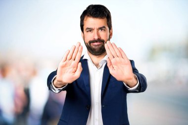 Yakışıklı adam dur işareti odaklanmamış arka plan yapma