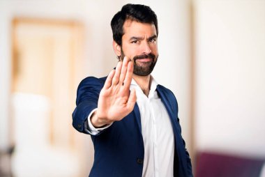 Yakışıklı adam dur işareti odaklanmamış arka plan yapma