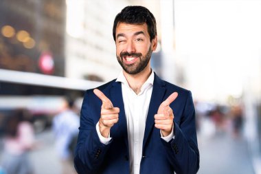 Yakışıklı adam odaklanmamış arka plan üzerine açık için işaret