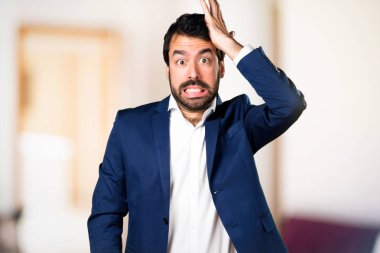 Yakışıklı adam şüpheleri odaklanmamış arka plan