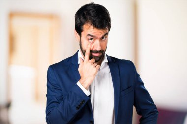Yakışıklı adam bir şey odaklanmamış arka plan üzerinde gösterilen