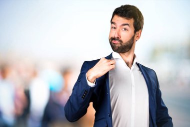 Adam odaklanmamış arka plan üzerinde kendisiyle gurur