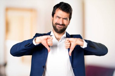 Yakışıklı adam kötü sinyal odaklanmamış arka plan yapma