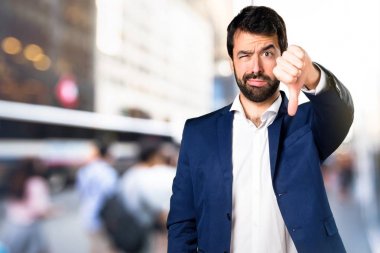 Yakışıklı adam kötü sinyal odaklanmamış arka plan yapma