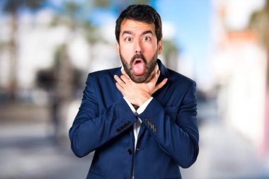 Kendini odaklanmamış özgeçmişlerine boğulan yakışıklı adam