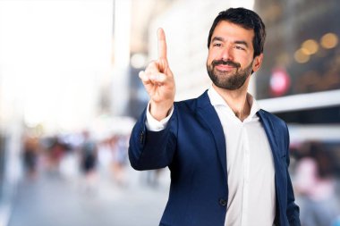 Yakışıklı adam odaklanmamış arka plan şeffaf ekranda dokunmadan