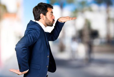 Yakışıklı adam odaklanmamış arka planda dans