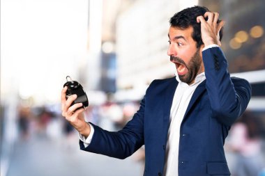 Yakışıklı adam Vintage saat odaklanmamış arka planda tutan