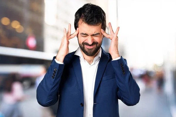 Frustrierter schöner Mann mit unkonzentriertem Hintergrund — Stockfoto