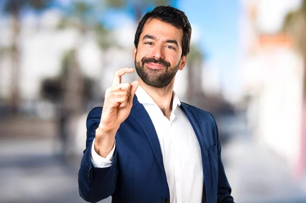 Knappe man die kleine teken op ongericht achtergrond — Stockfoto