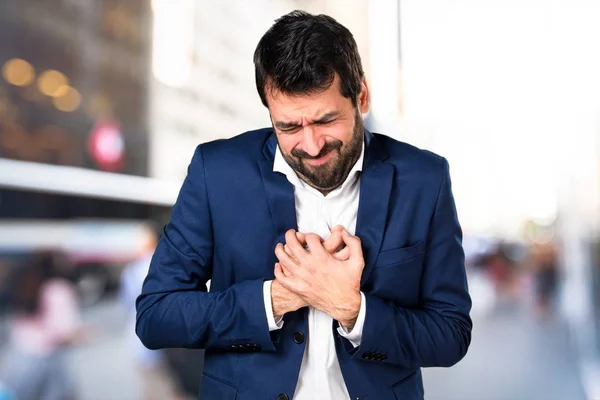 Hombre guapo con dolor de corazón en el fondo desenfocado —  Fotos de Stock