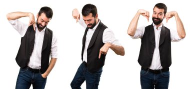 Cool adam aşağı dönük kümesi