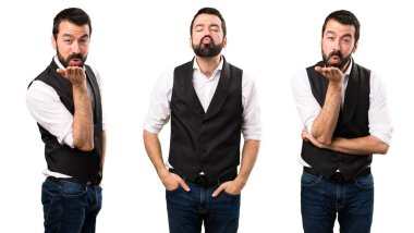 Cool adam bir öpücük göndererek seti