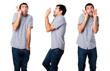 Yakışıklı adam parmaklarıyla geçiş kümesi