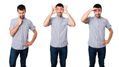 Yakışıklı adam bir şey gösterilen kümesi