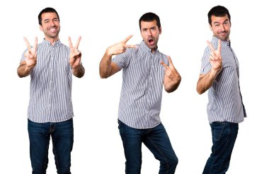 Yakışıklı adam zafer jest yapma kümesi