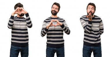 Adam bir dizi sakallı elleri ile bir kalp yapma