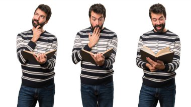 Bir kitap okuma sakallı şaşırmış adam ayarla