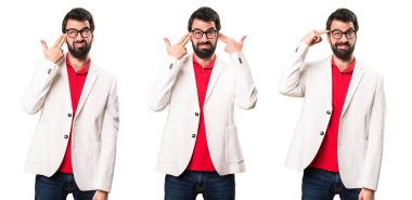 İntihar ve çılgın jest yapma gözlüklü esmer adam kümesi