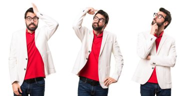 Şüpheleri gözlüklü esmer adam kümesi