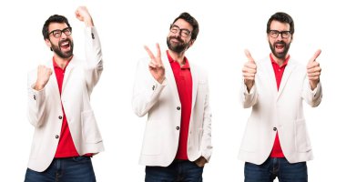 Zafer jest yapma gözlüklü esmer adam kümesi