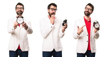 Vintage saat tutan gözlüklü sürpriz esmer adam kümesi