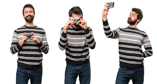 Человек с бородой, держащий фотоаппарат — стоковое фото