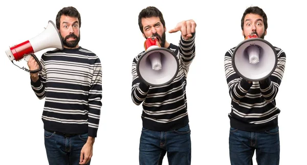 Человек с бородой в руках, держащий мегафон — стоковое фото