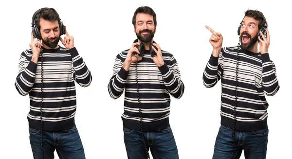 Sada šťastný muž s bradkou, poslech hudby — Stock fotografie