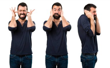 Kulakları kapsayan sakallı yakışıklı adam kümesi