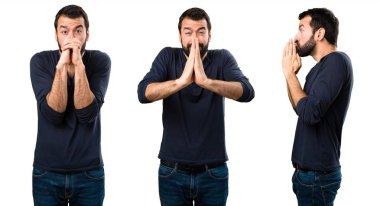 Yalvaran sakallı yakışıklı adam kümesi