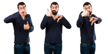 İyi-kötü işaret yapma sakallı yakışıklı adam kümesi