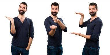 Bir şey tutan sakallı yakışıklı adam kümesi