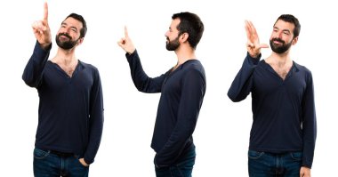 Şeffaf ekranda dokunmadan sakallı yakışıklı adam kümesi