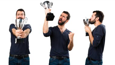 Bir kupa tutan sakallı yakışıklı adam kümesi