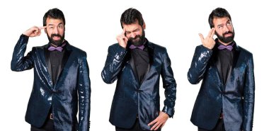 Payet ceket ile sinirli yakışıklı adam