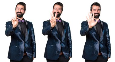 Üç, bir ve beş sayma payet ceket ile yakışıklı adam