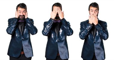 Onun gözleri, kulakları ve ağız kapsayan payet ceket ile yakışıklı adam