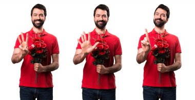 Yakışıklı adam beş, üç ve bir sayım çiçek tutan kümesi